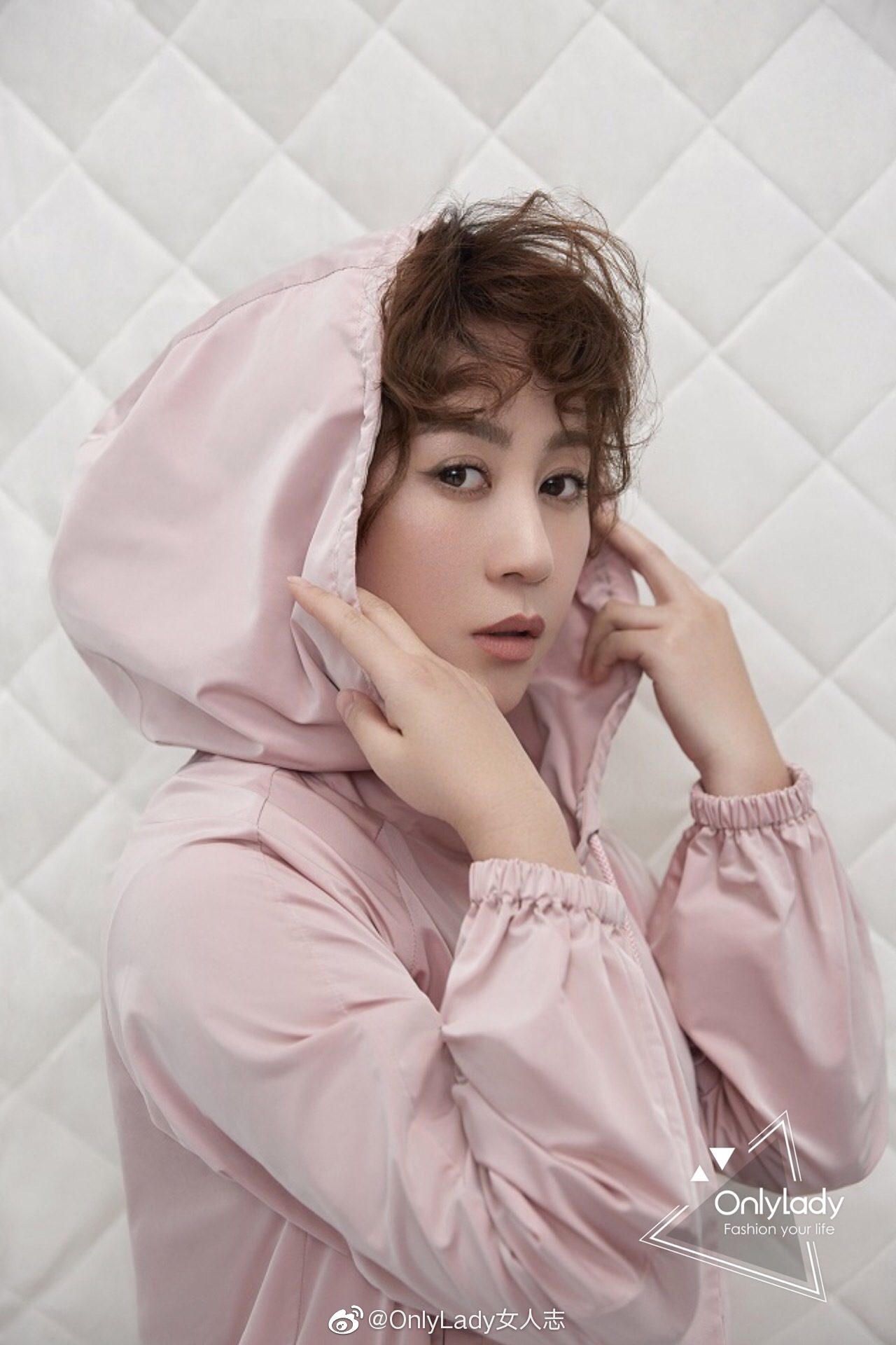 演员马丽 拍摄的一组时尚大片曝光,色调简约,造型百变