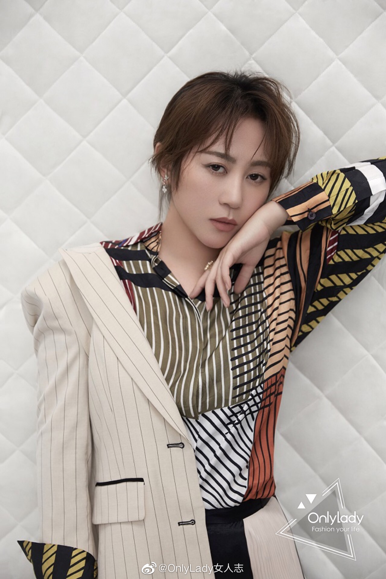 演员马丽 拍摄的一组时尚大片曝光,色调简约,造型百变