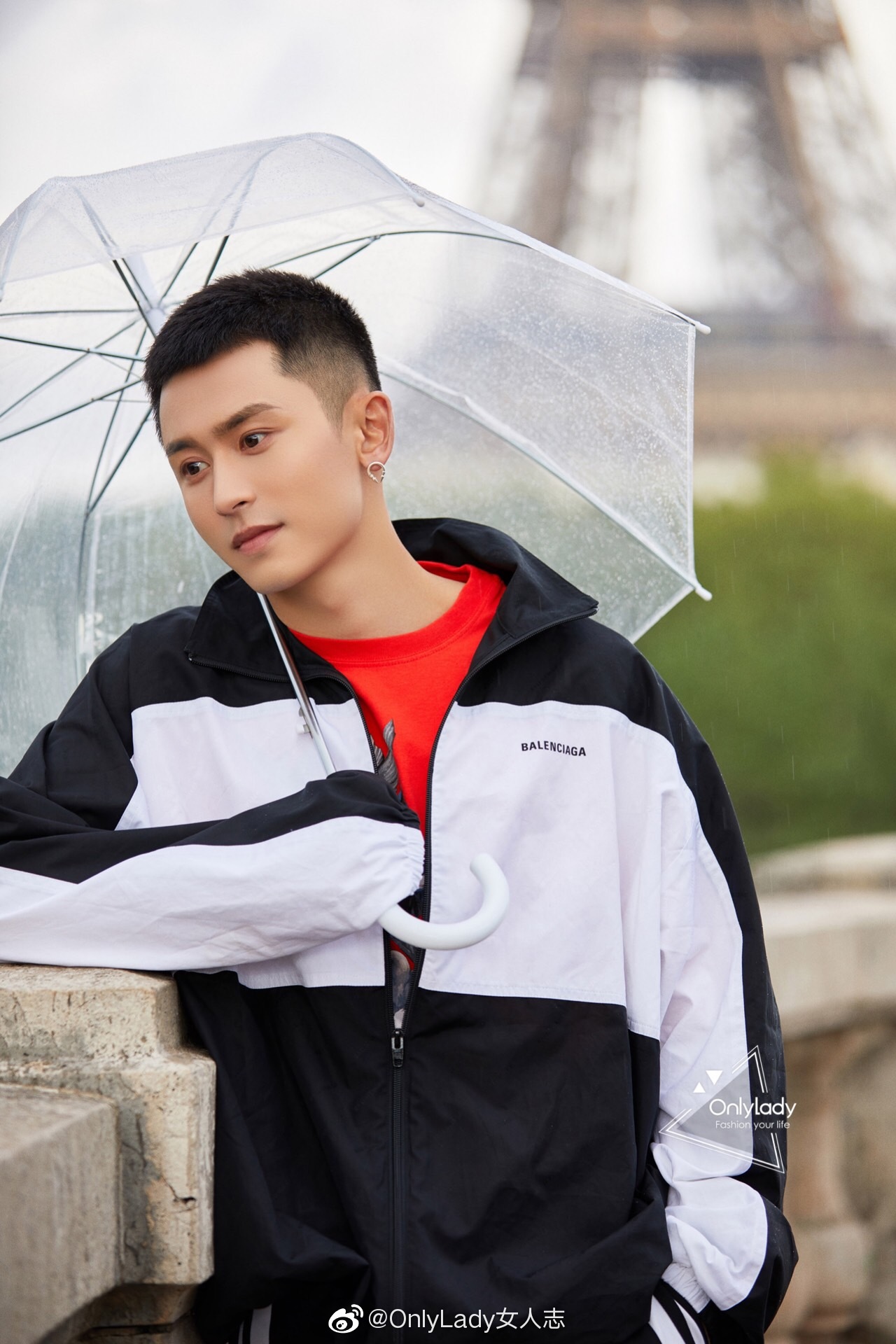 张哲瀚疯子 近日于巴黎拍摄一组时尚街拍,身穿暖色系风衣