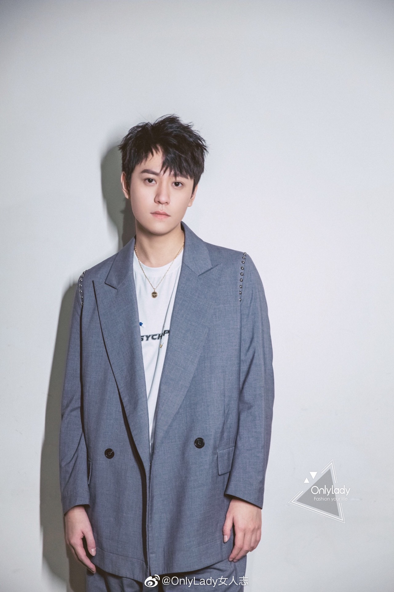 秦俊杰 亮相《跨界歌王》,简约时髦的西服look与舞台相得益彰