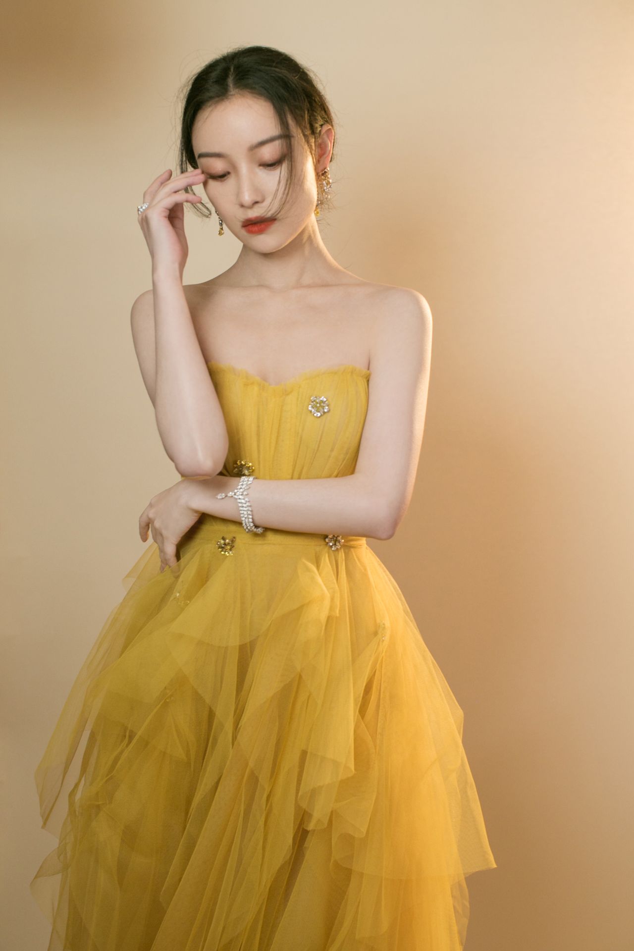 倪妮穿黄色系礼服好高级,显肤色还有底蕴!