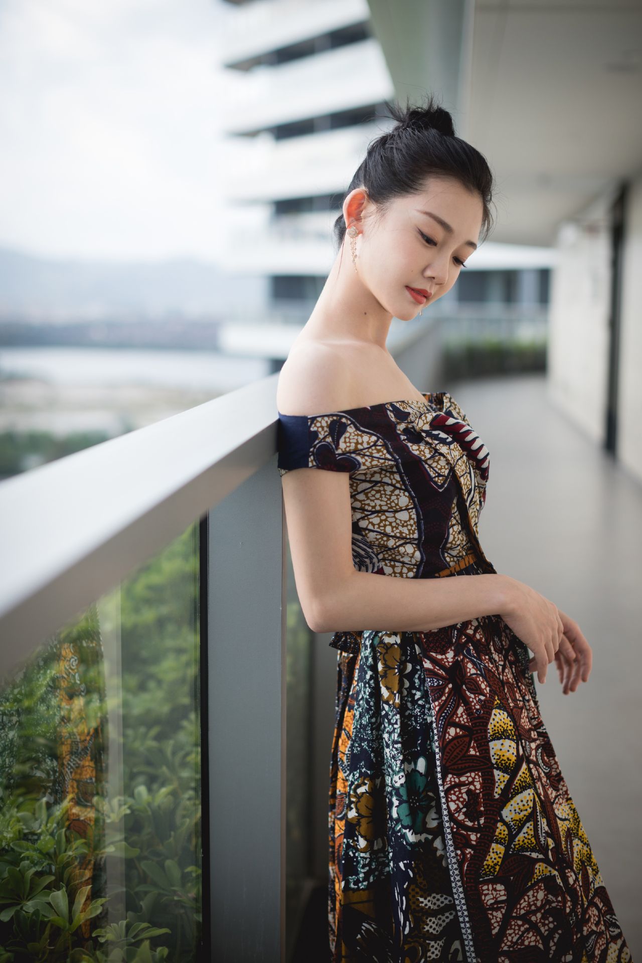 苗苗新造型来喽,丸子头俏皮可爱搭配礼服,精致完美