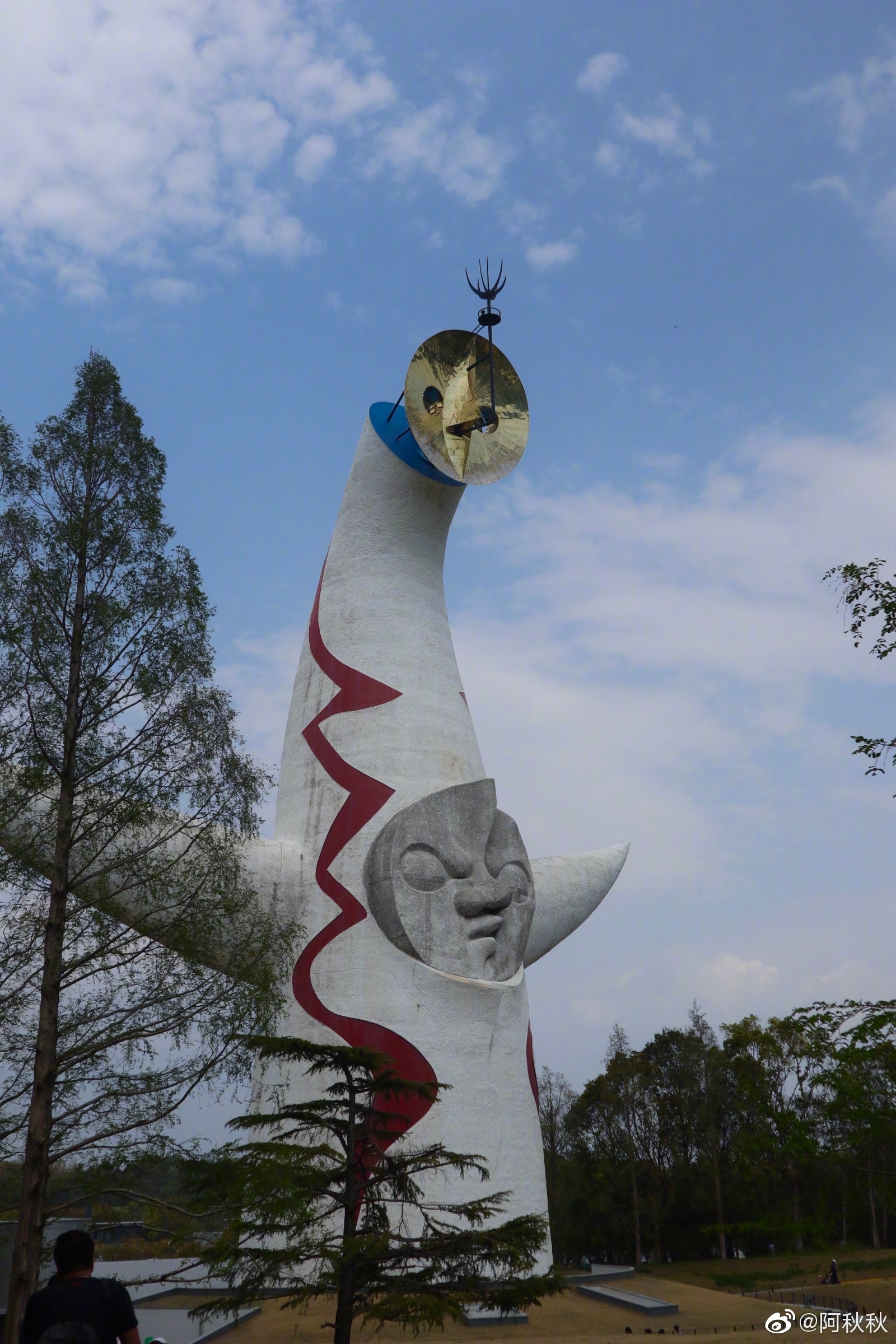 就在万博纪念公园太阳神塔那里,足足有一个足球场那么大.