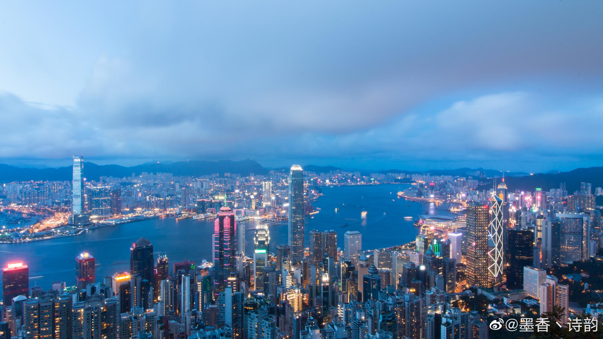 太平山顶，远望香港的夜。@香港旅游发展局_新浪新闻