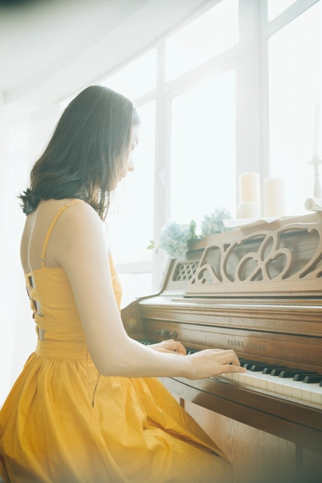 钢琴气质美女黄色吊带裙优雅唯美写真集