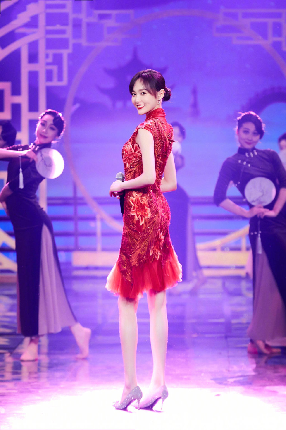 唐嫣的红色旗袍回眸一笑,可知迷倒了多少人