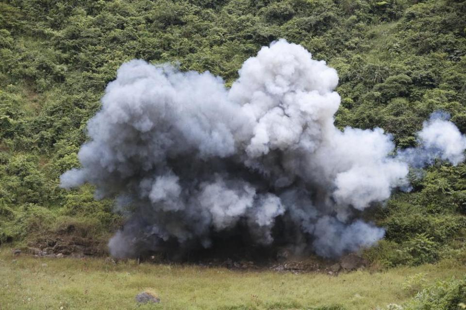 不断传来的地雷爆炸声,强烈震动着当时28岁的吕华朝.