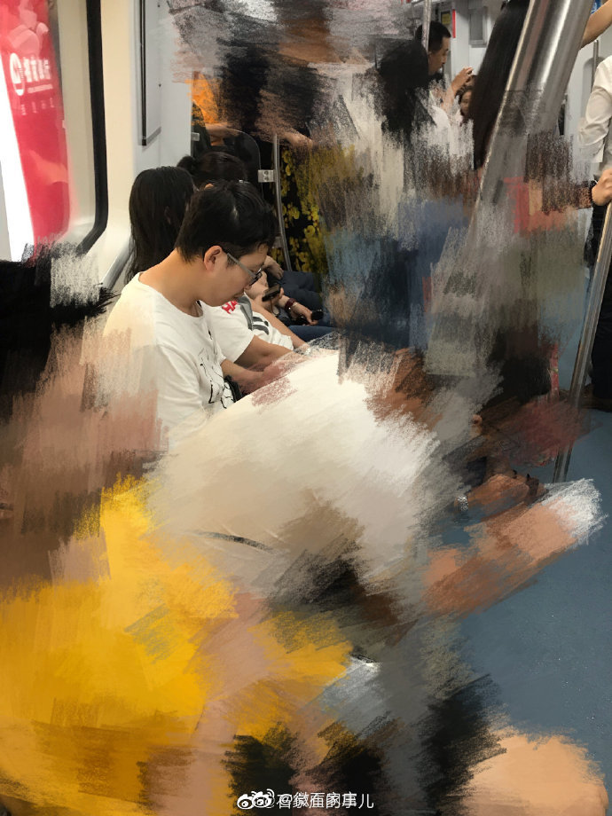 地铁1号线出现咸猪手,摸女生大腿