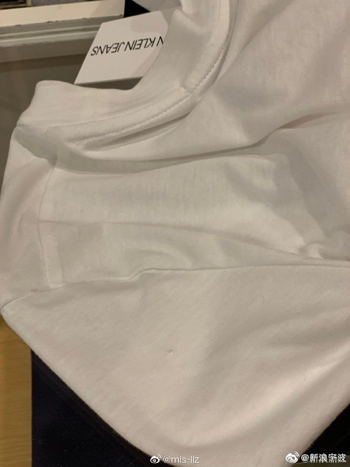 专柜试衣服掉在地上捡起来,服务员称衣服破了要全额赔偿