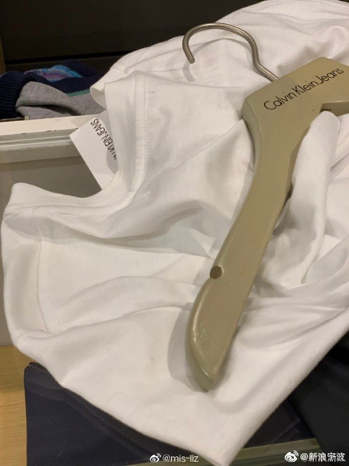 专柜试衣服掉在地上捡起来,服务员称衣服破了要全额赔偿