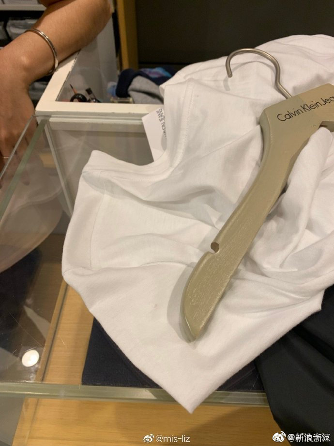 专柜试衣服掉在地上捡起来,服务员称衣服破了要全额赔偿