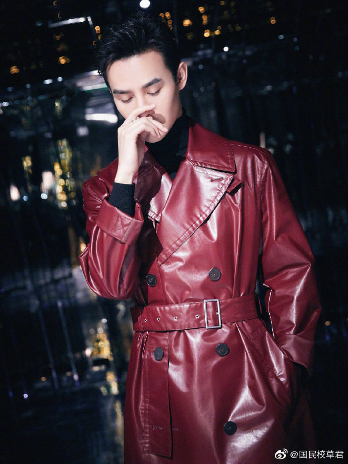 王凯一袭红漆皮风衣搭配皮靴,简约造型凸显硬朗酷帅气质,好a!