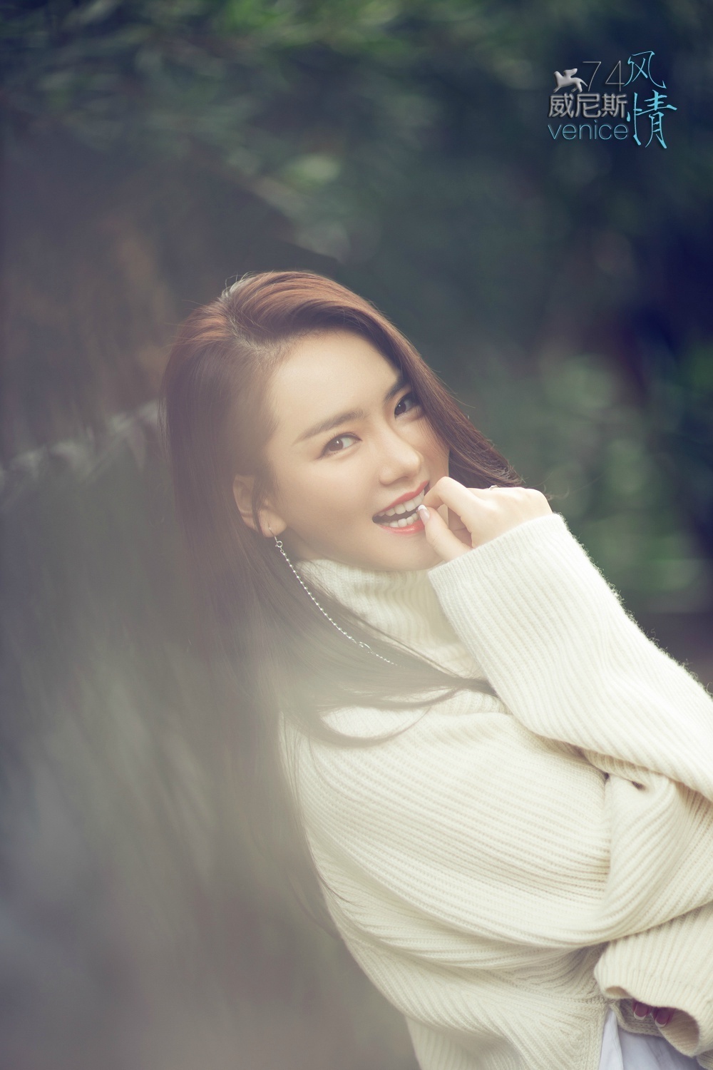 戚薇 威尼斯风情大片 白衣红唇展优雅知性美|戚薇|红唇|知性_新浪新闻