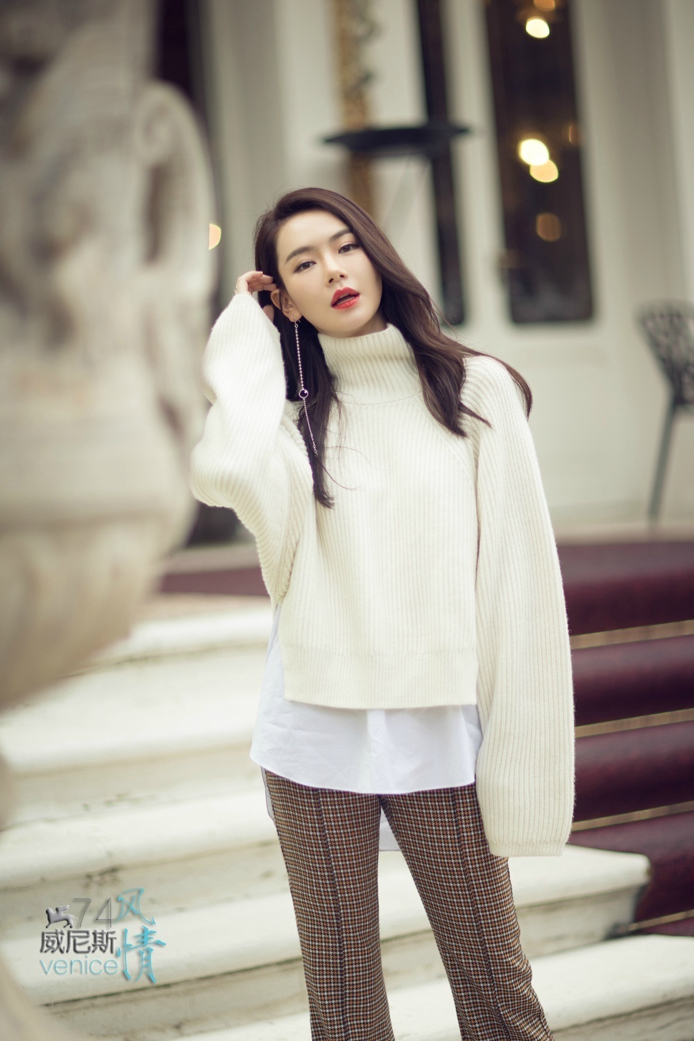 戚薇 威尼斯风情大片 白衣红唇展优雅知性美|戚薇|红唇|知性_新浪新闻