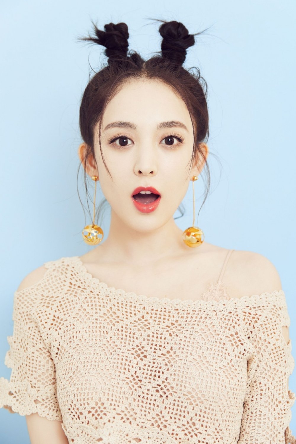 甜美少女古力娜扎俏皮可爱夏日清凉丸子头唯美写真集