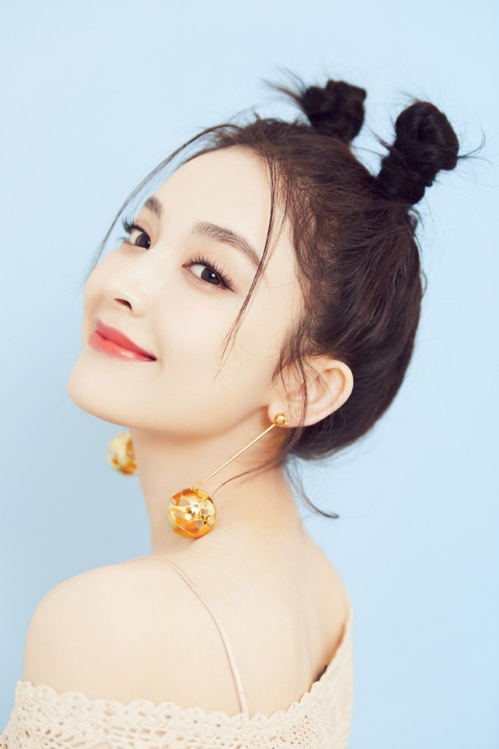 甜美少女古力娜扎俏皮可爱夏日清凉丸子头唯美写真集