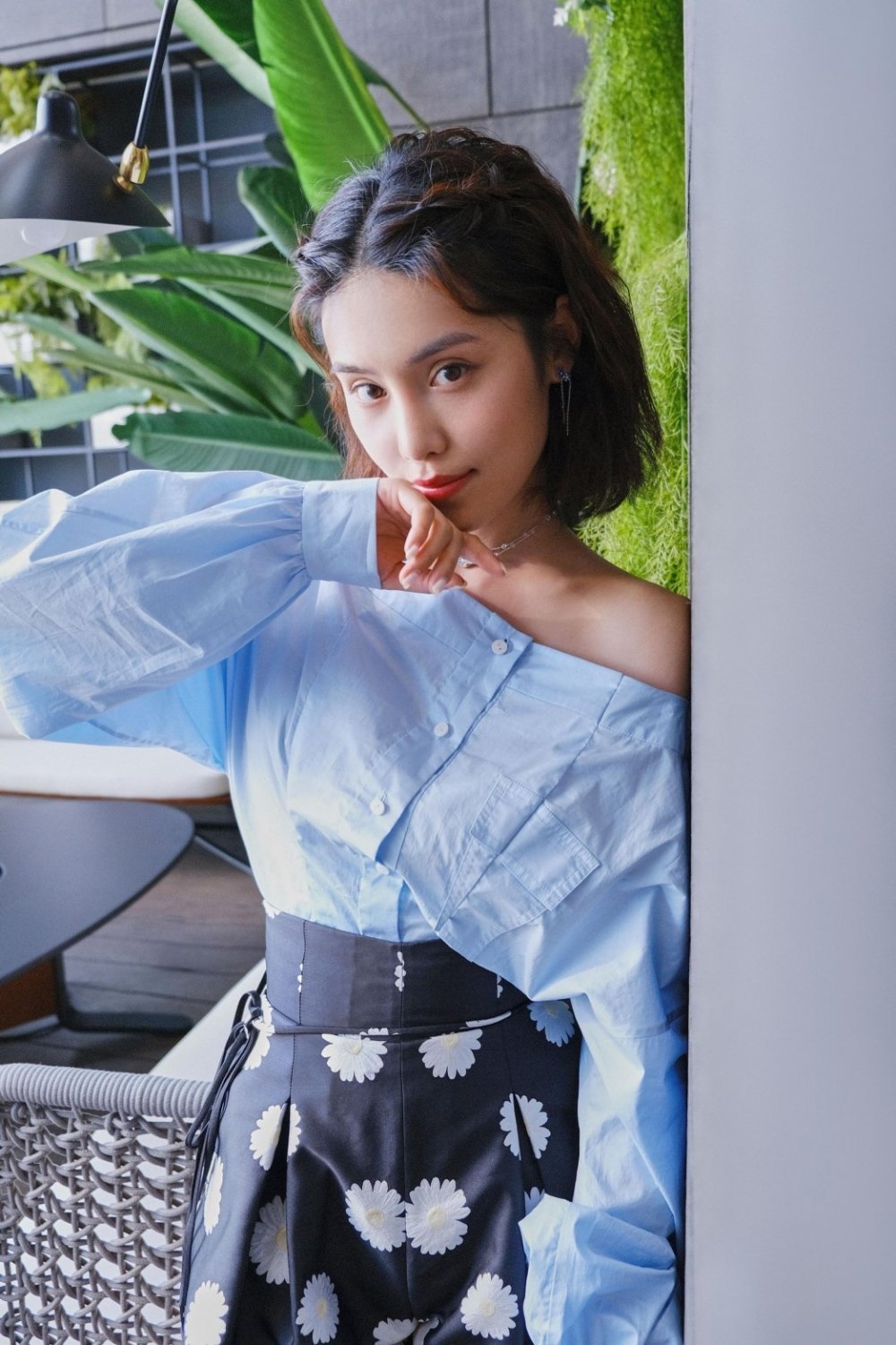 气质美女韩丹彤印花西装性感短裤时尚写真集