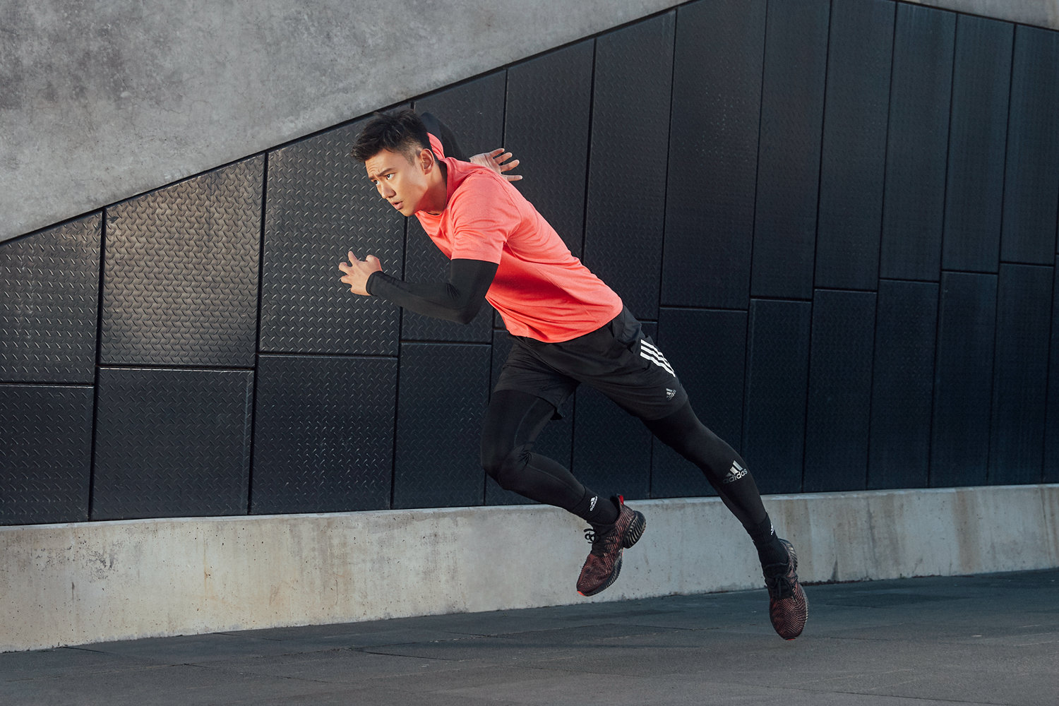 阿迪达斯alphabounceinstinct激发运动潜能助力领跑全场