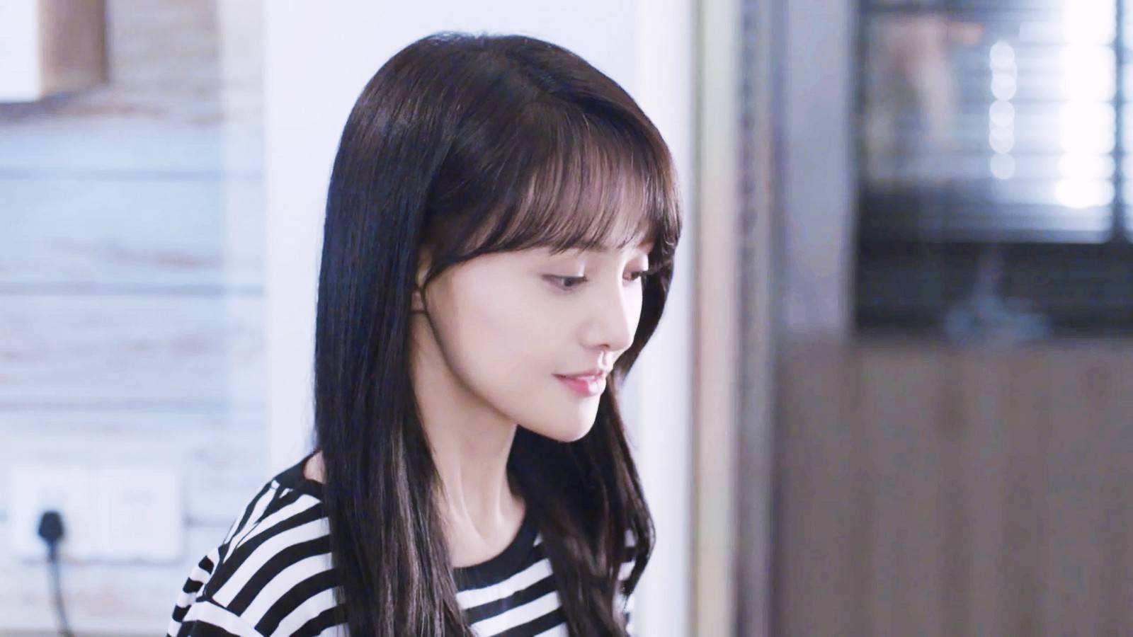 郑爽素颜弹钢琴,回眸一笑,被网友大赞才女