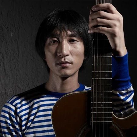 后民谣时代的标杆,打拼12年歌红人不红,如今44岁受韩寒力捧