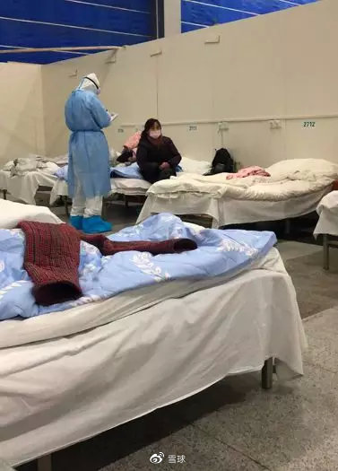 一家四人确诊新冠肺炎,妈妈去世后我终于在方舱医院见到了父亲和儿子