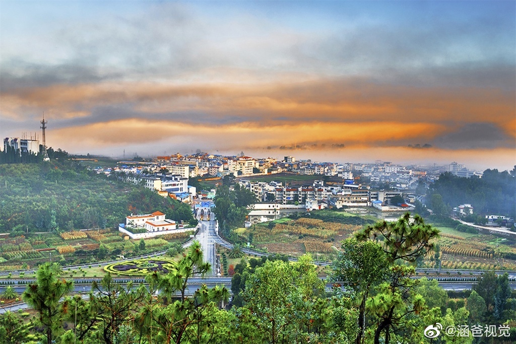 红河哈尼族彝族自治州石屏县异龙湖东岸的坝心镇