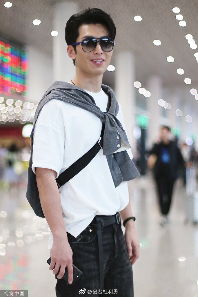 窦骁承认恋情后首度亮相机场 外套当披肩时尚型男开心任拍