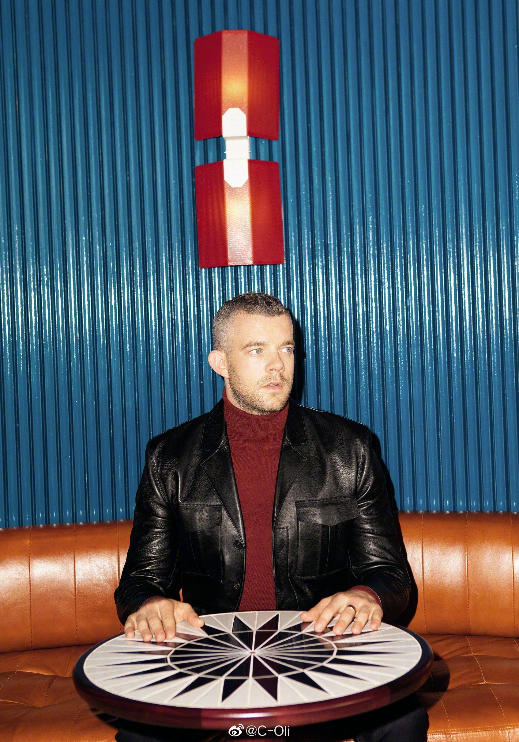 小狼russell tovey登上《es magazine》本周新刊封面