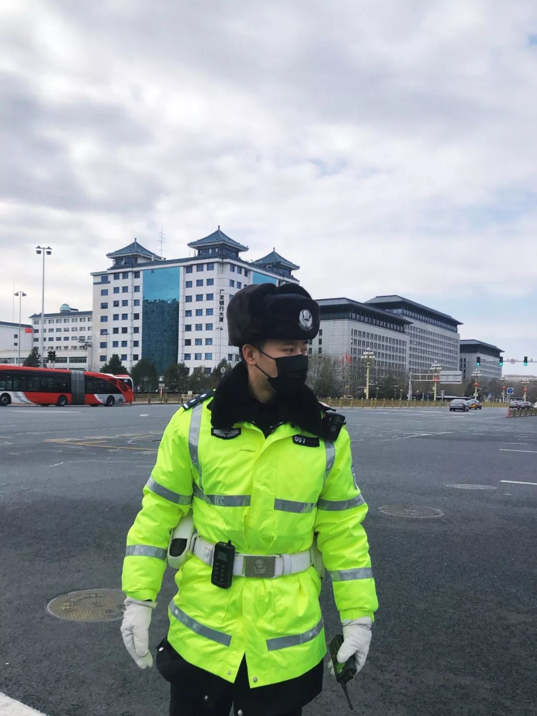 致敬白衣战士!这首抗疫赞歌,警察送给你们!