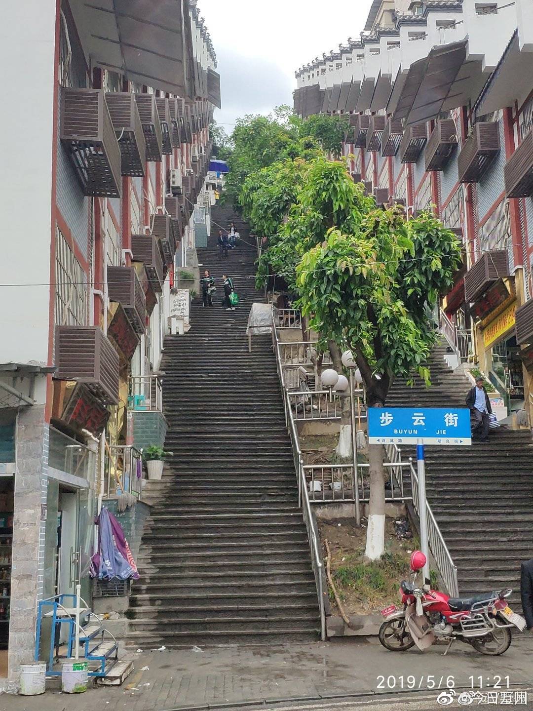 万州最不缺的是什么……梯子感觉会爬到怀疑人生 图:@v墅园