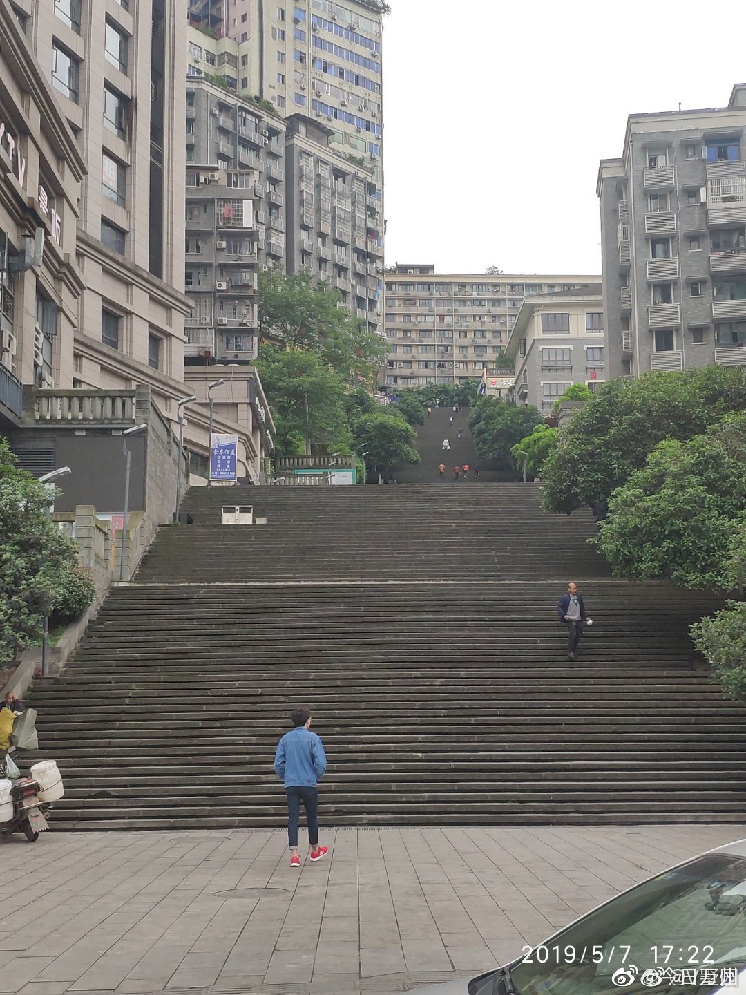 万州最不缺的是什么……梯子感觉会爬到怀疑人生 图:@v墅园