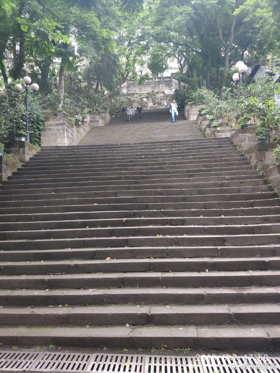 万州最不缺的是什么……梯子感觉会爬到怀疑人生 图:@v墅园