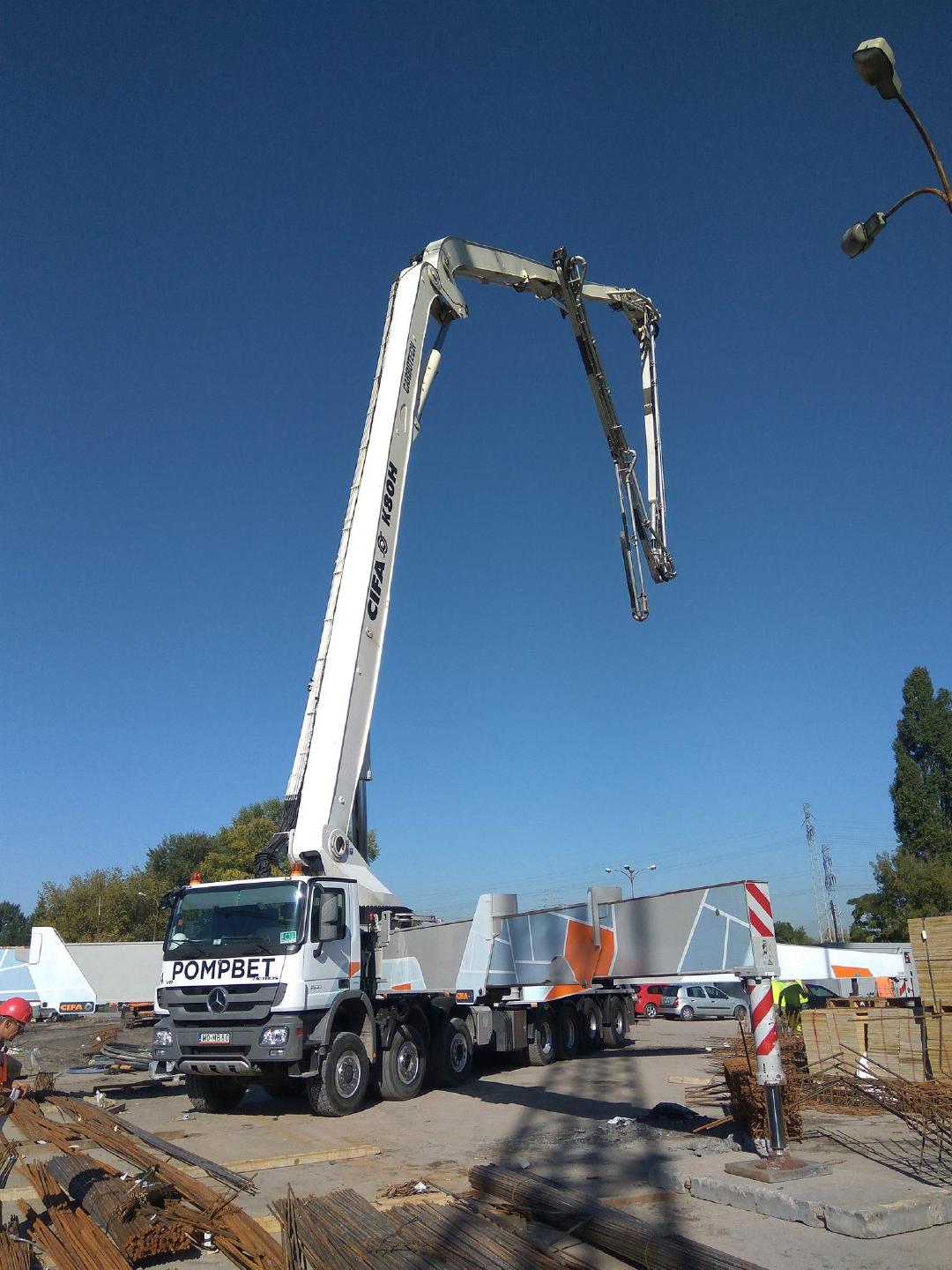 欧洲最长混凝土泵车,配7桥奔驰底盘,采用7节臂碳纤维臂架