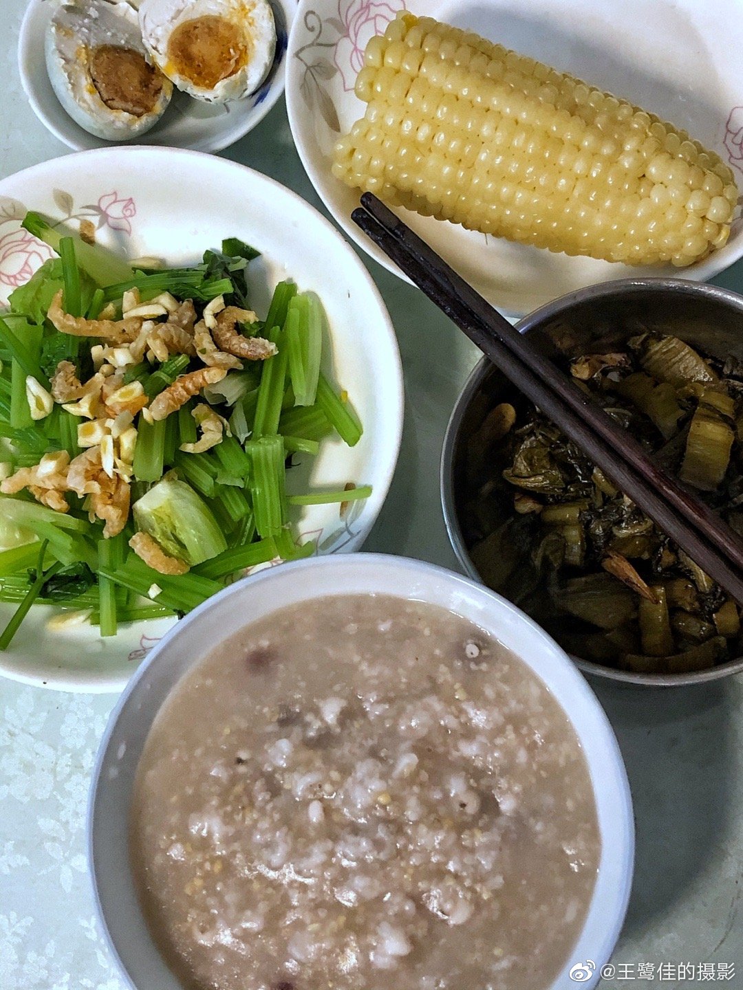 我的晚餐.主食继续吃五谷杂粮稀饭和玉米棒