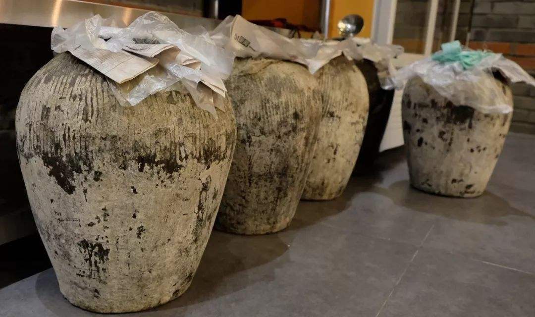 用山泉水烧制的农村土烧酒配上油炸花生米村民们都好这一口