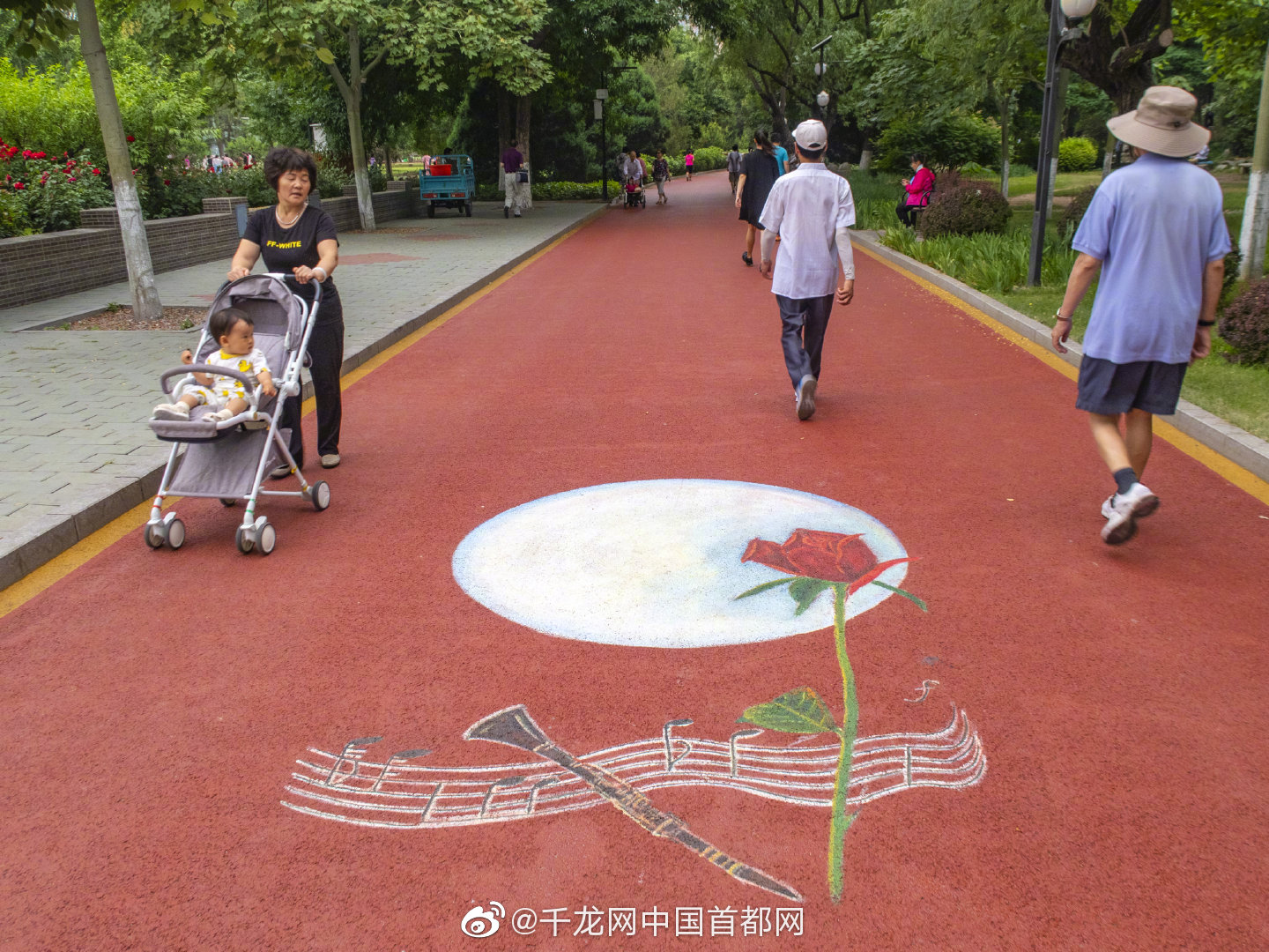 妙笔生花50幅彩绘扮靓莲花池公园健身步道