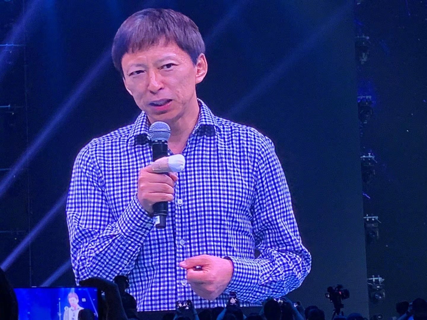 张朝阳不是说5g对人体危害很大吗怎么又去给三星的5g手机站台