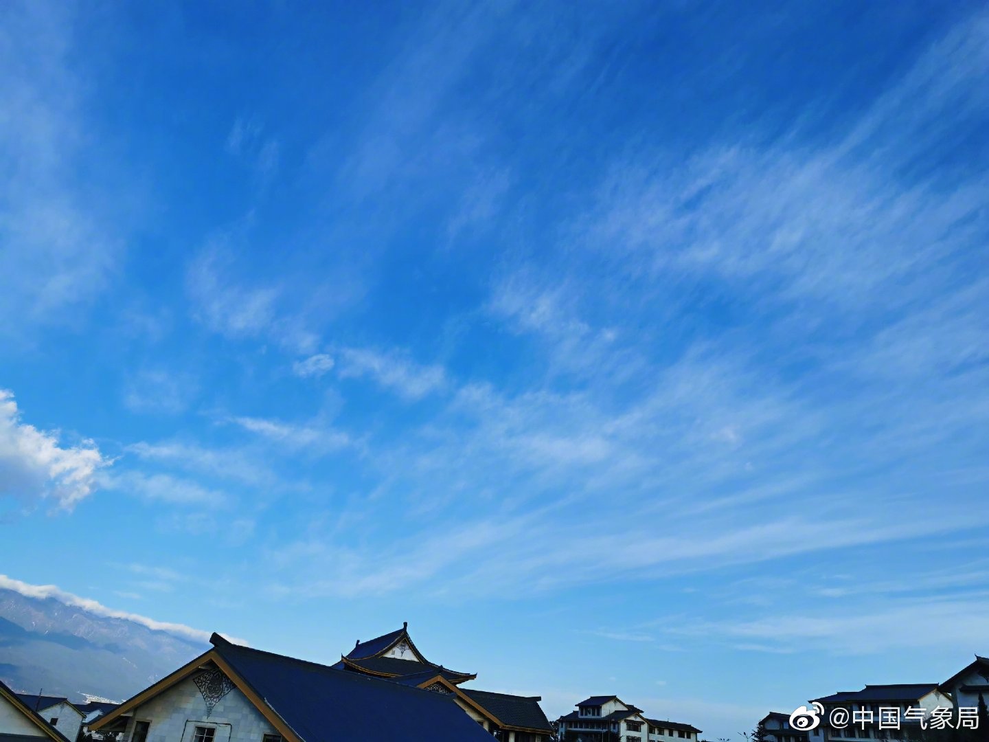 今晨,云像一束束光,向四方探照.这种辐辏状卷云