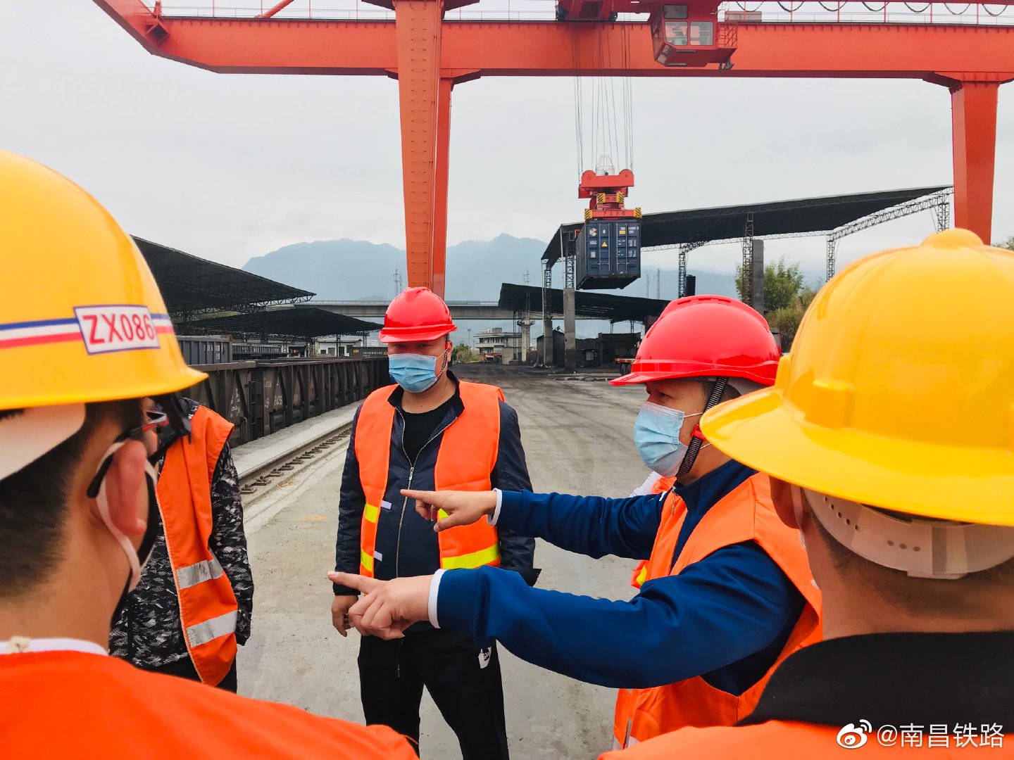 南铁龙岩车务段 组织专业人员来到雁石站货场