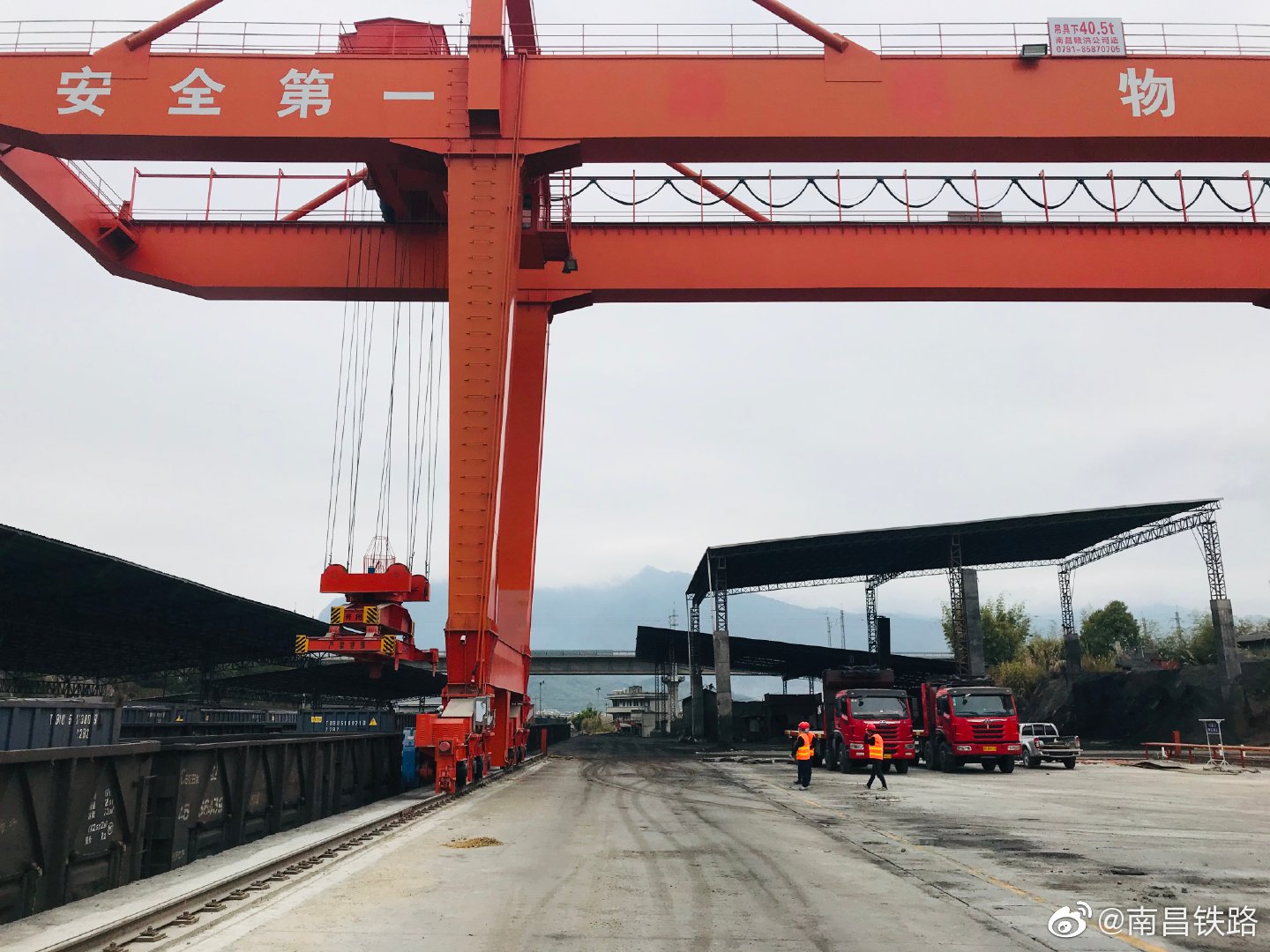 南铁龙岩车务段 组织专业人员来到雁石站货场