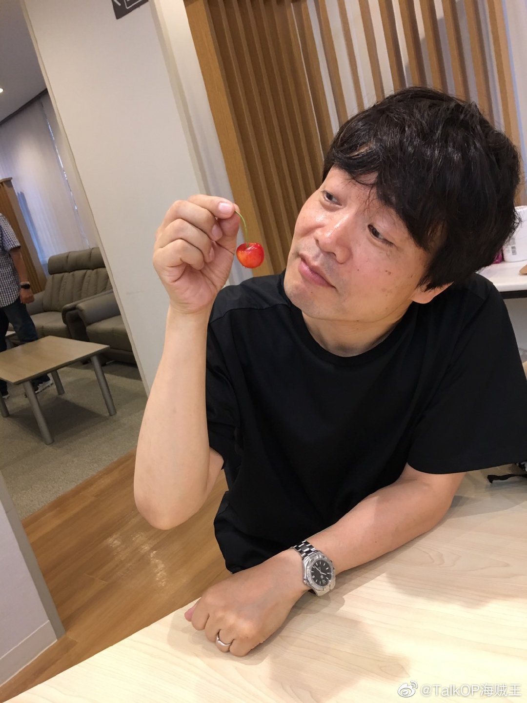 路飞声优田中真弓晒出索隆声优中井和哉最新三刀流三樱桃流照片