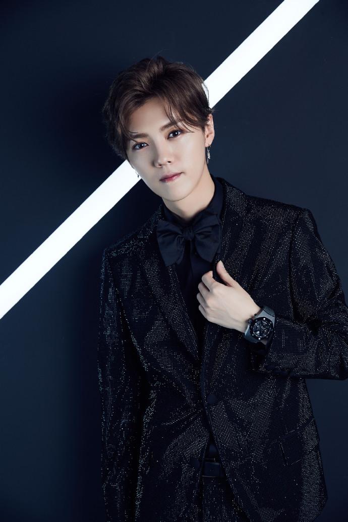 鹿晗晒出最新三七分发型自拍照,少了清秀多了男人味,更帅气了!