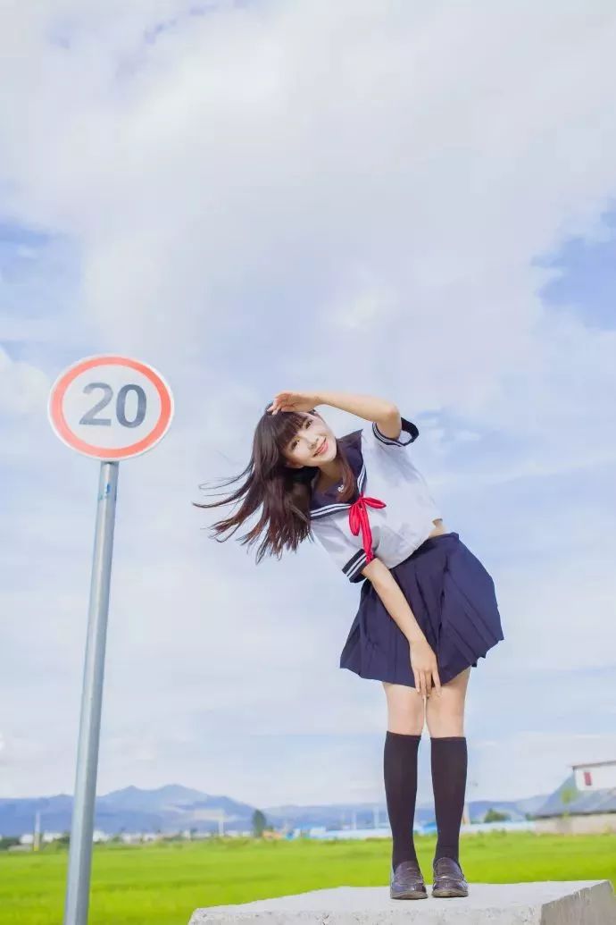 很多人都说摄影师给小姐姐拍照有三大经典pose,头痛,牙痛,腰痛.