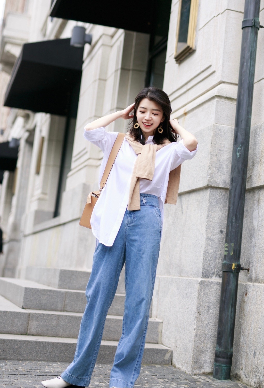 今年夏天穿衣要如何搭配,小个子女生白衬衫搭牛仔裤,穿出高级感