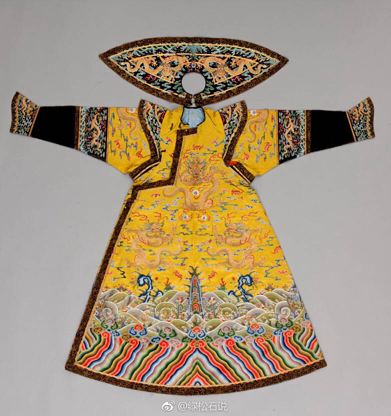 清代皇后礼服包括朝冠、朝褂、朝袍、朝裙、金约、领约、耳饰、朝珠、