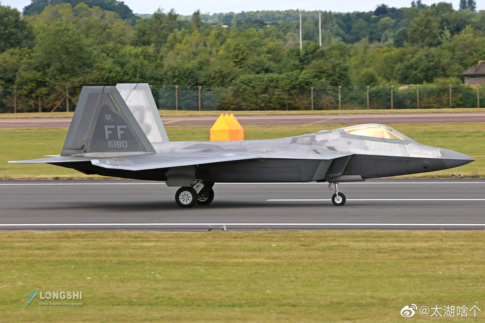 美国空军第一航空联队的12架f22a猛禽战斗机部署到了阿联酋