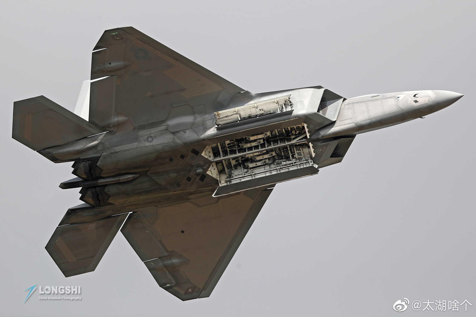 美国空军第一航空联队的12架f22a猛禽战斗机部署到了阿联酋