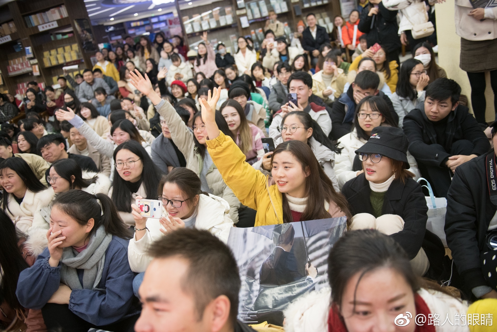 刘同的新书签售会南昌站,有特意从浙江赶来的粉丝,在现场落泪