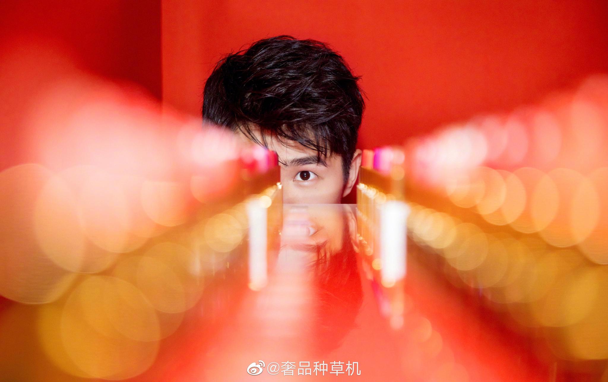 昊然迪迪为出席@tomford汤姆福特 活动,身着格子西装