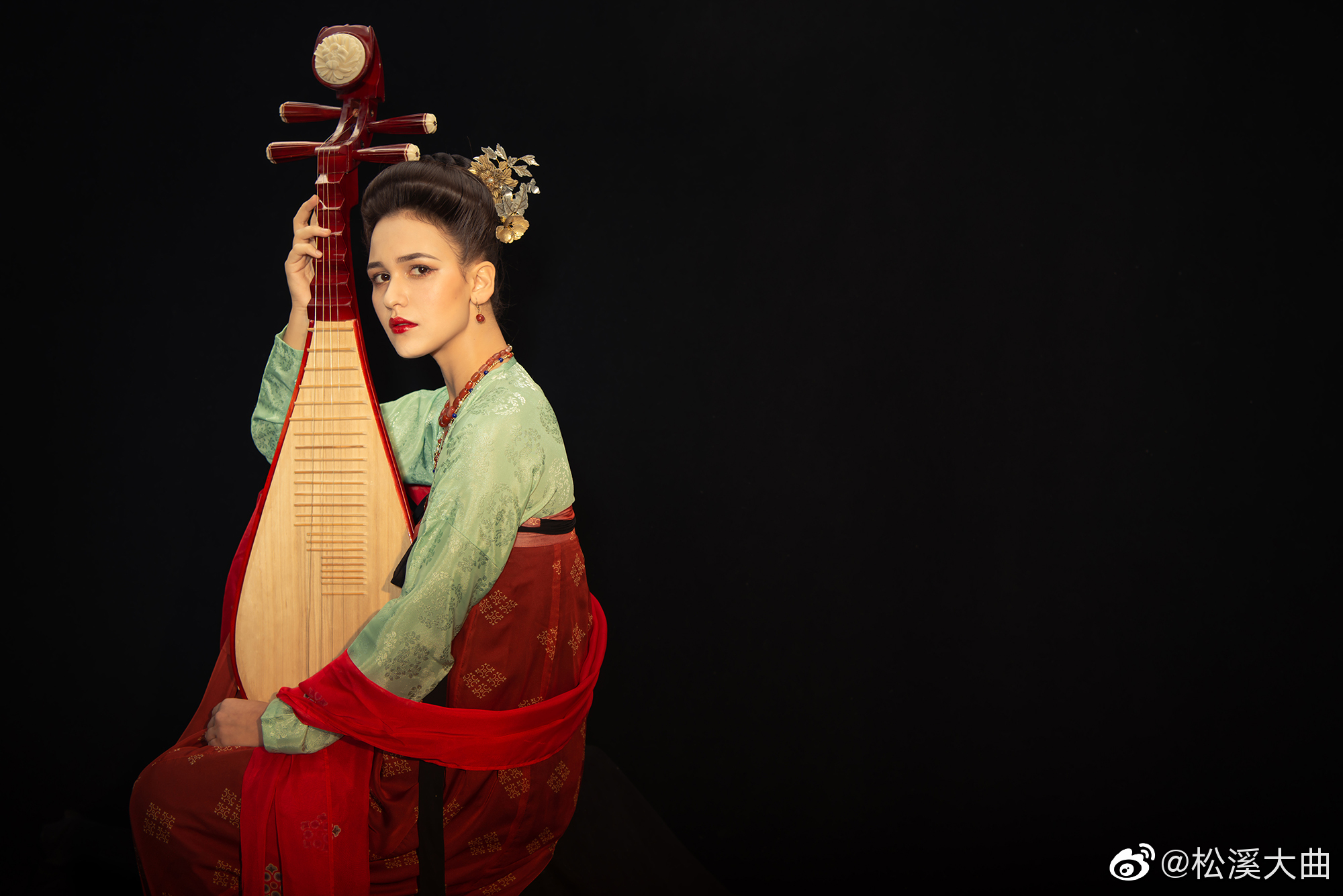 胡姬貌如花，当垆笑春风